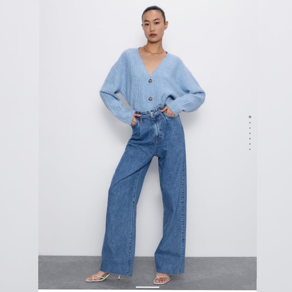Zara Caia high waist wide leg frayed Jean's . 2000s  spring 2022 fashion trend